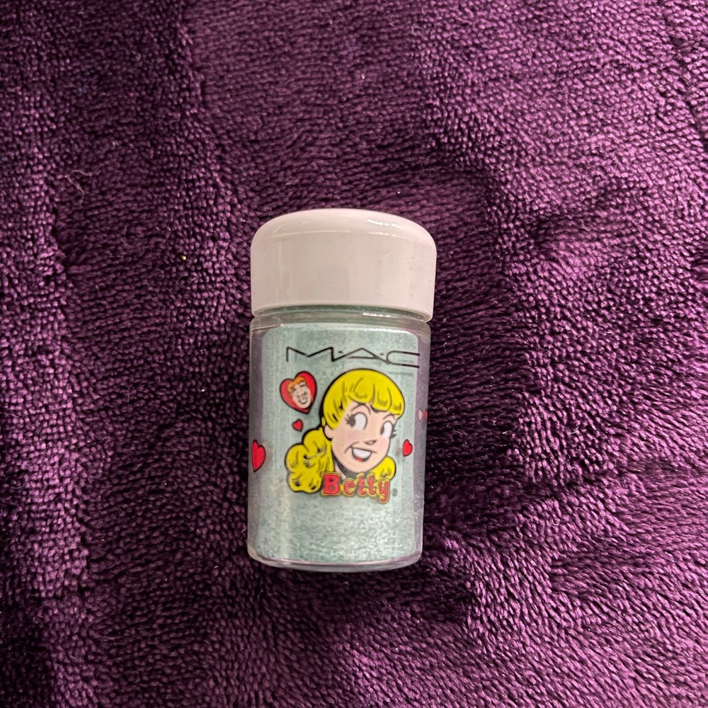 Mac cosmetics Riverdale Betty lighter love pigment